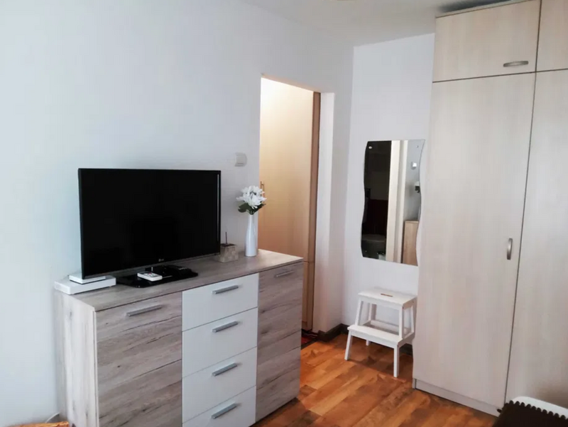 Piata Alba Iulia, str. Valeriu Braniste, ac, tv, disponibila de luni